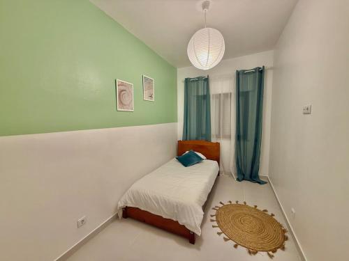 Ein Bett oder Betten in einem Zimmer der Unterkunft 3 Bedroom Apartment in Portimão, Algarve by Salam Stays