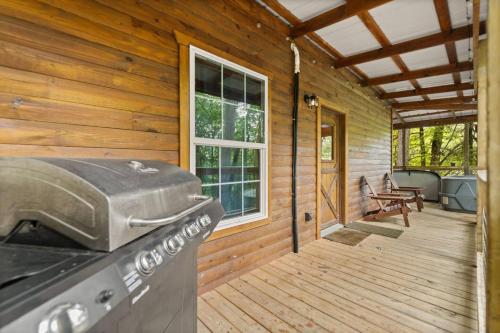 RogersにあるHot Tub & WiFi - Clifftop Cabin - Muir Valleyの木造キャビンのポーチ(グリル付)