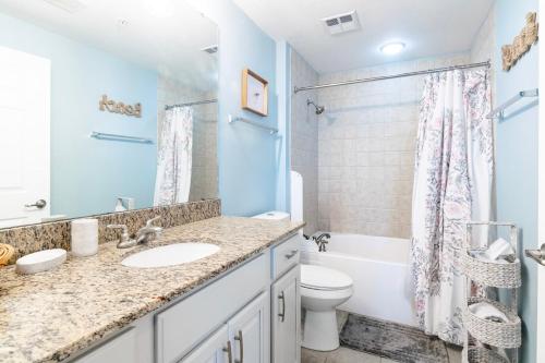 Koupelna v ubytování RELAX in this beautifully cozy 2-bedroom, 2 bathroom condo Sleeps 6!!