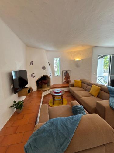 ein Wohnzimmer mit Couch und Kamin in der Unterkunft Villa Valentina in Carvoeiro