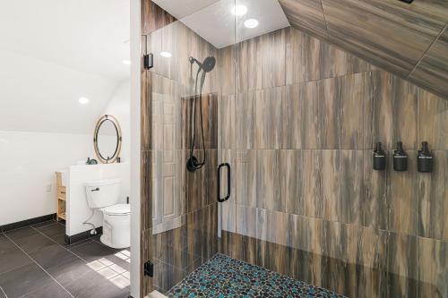 LeicesterにあるCloud Nine by Carolina Morningsのバスルーム(シャワー、トイレ付)