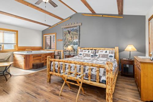 une chambre avec un lit en bois et une baignoire dans l'établissement Mountain Shadows Resort, à Estes Park