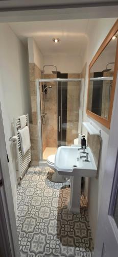 Un baño de The Market Hotel