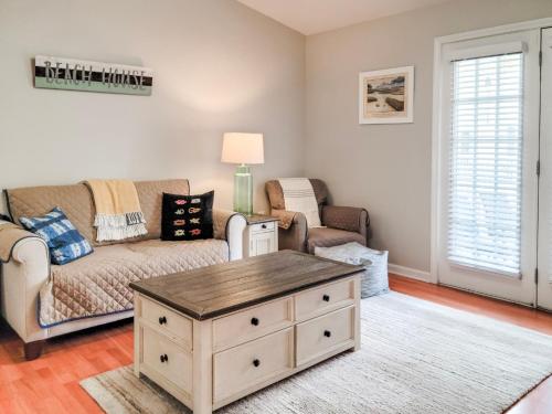 Χώρος καθιστικού στο Cozy 2 bedroom, 2 bathroom condo located at Harbor Landing!