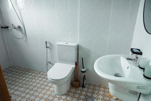 une salle de bains avec toilettes et lavabo dans l'établissement CASA BETANIA Musanze Karwasa, à Gasanze