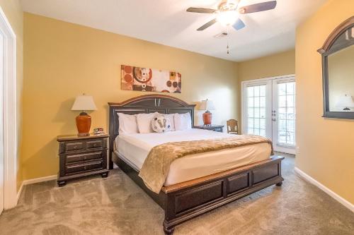 Ένα ή περισσότερα κρεβάτια σε δωμάτιο στο Legacy Villa 1702 - 2 bedroom 2 bath with garage in beachside neighborhood