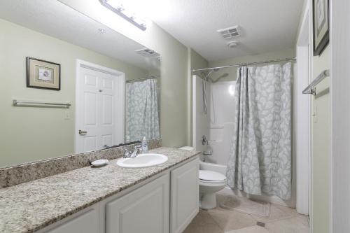 une salle de bain blanche avec un lavabo et des toilettes dans l'établissement Beachview Condo in Legacy Tower1 -303 - with Reserved Parking Spot in front, à De Buys