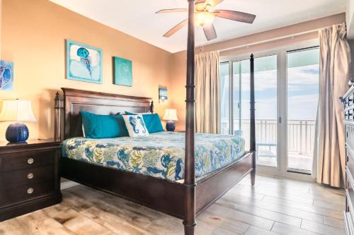 een slaapkamer met een bed en een plafondventilator bij Spacious Beachview End Unit in Legacy Tower 2 -809 - 3 bedroom 3 bath condo in De Buys