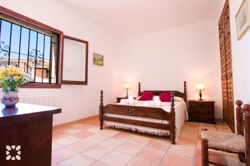ein Schlafzimmer mit einem Bett und einem Fenster in der Unterkunft Villa Albatros by Abahana Villas in Benissa