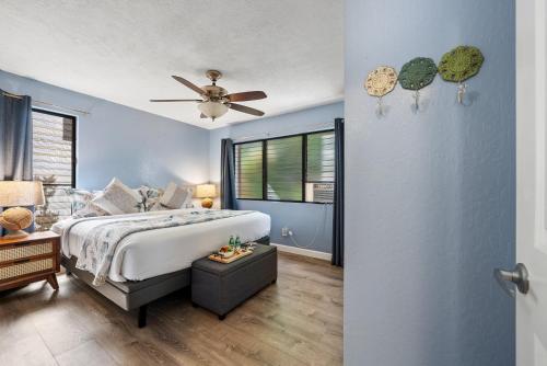 a bedroom with a bed and a ceiling fan at Kihei Resort 127 · KRS 127 Relaxing 1BD Condo w AC Pool Beach Ne in Kihei