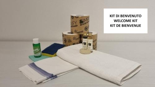 een stapel handdoeken en toiletartikelen op een tafel bij LA LEITERY DU MONT BLANC 1 - Comfort e Posto auto - COUR 0140 in Courmayeur