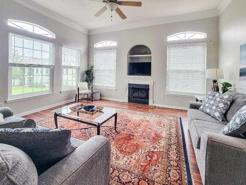 Μια τηλεόραση ή/και κέντρο ψυχαγωγίας στο Legacy Villa 1306 - 2 bedroom 2 bath with garage in beachside neighborhood