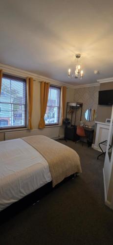 Una cama o camas en una habitación de The Market Hotel