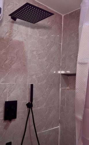 una macchina fotografica su un treppiede accanto a un muro di pietra di The Oluyole Luxe Escape a Ibadan