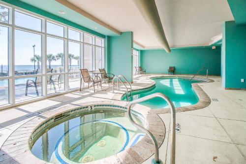 ein großer Swimmingpool in einem Hotelzimmer mit Aussicht in der Unterkunft Beachview Condo at Legacy Tower 2 -1103 - fully furnished 2 bedroom 2 bath in De Buys