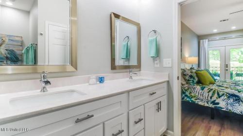 Ένα μπάνιο στο Legacy Villa 2602 - 3 bedroom 2 bath with garage in beachside neighborhood