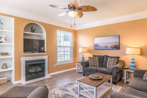 Μια τηλεόραση ή/και κέντρο ψυχαγωγίας στο Legacy Villa 1702 - 2 bedroom 2 bath with garage in beachside neighborhood