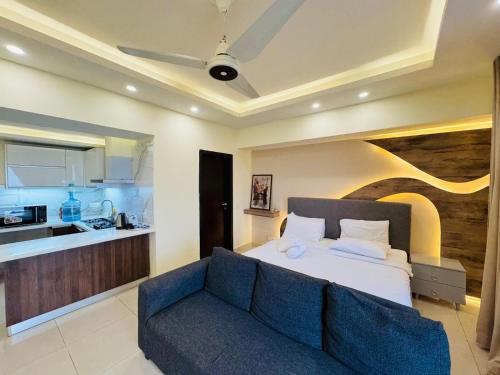 Η κουζίνα ή μικρή κουζίνα στο LMY Residency Hotel Apartments Facing Centaurus Mall - Elysium Tower Islmabad