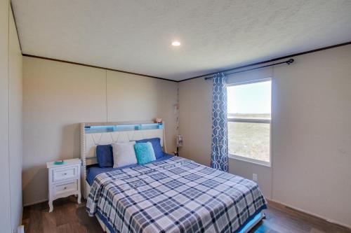 une petite chambre avec un lit et une fenêtre dans l'établissement Secluded El Reno Retreat with Private Fishing Lake!, à El Reno