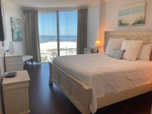 Postel nebo postele na pokoji v ubytování Beachview Condo at Sea Breeze -409 - fully furnished 2 bedroom 2 bath