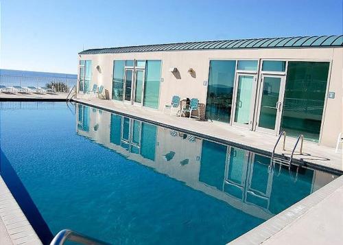 Bazén v ubytování Beachview Condo at Sea Breeze -409 - fully furnished 2 bedroom 2 bath nebo v jeho okolí