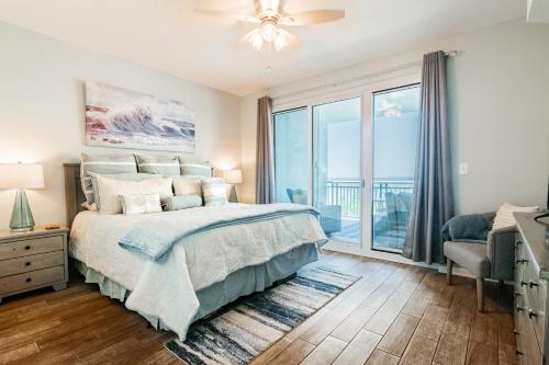 De BuysにあるSpacious Beachview End Unit in Legacy Tower 1-508 - 3 bedroom 3 bath condoのベッドと大きな窓のある寝室