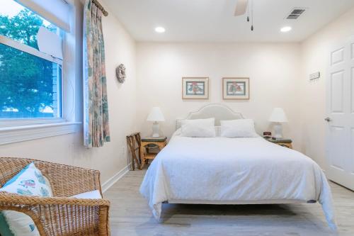 Postel nebo postele na pokoji v ubytování 103 Cypress Cove ~ Beautiful 1 bedroom 1 bath beachfront condo in Biloxi