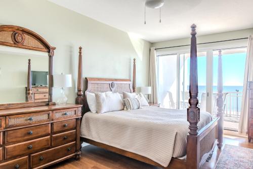 une chambre avec un lit et une commode avec un miroir dans l'établissement Beachview Condo at Legacy Tower 1 -405 - fully furnished 3 bedroom 2 bathroom, à De Buys