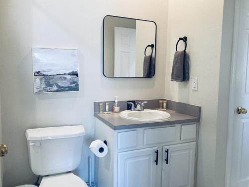 Ένα μπάνιο στο Legacy Villa 203 - 2 bedroom 2 bath with garage in a beachside neighborhood