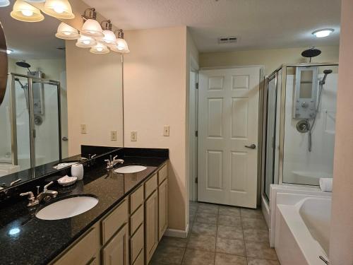 De BuysにあるBeachview Condo at Legacy Tower 2 -708 - fully furnished 2 bedroom 2 bathroomのバスルーム(シンク2台、シャワー、バスタブ付)
