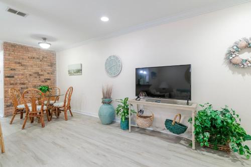 TV/trung tâm giải trí tại 103 Cypress Cove ~ Beautiful 1 bedroom 1 bath beachfront condo in Biloxi