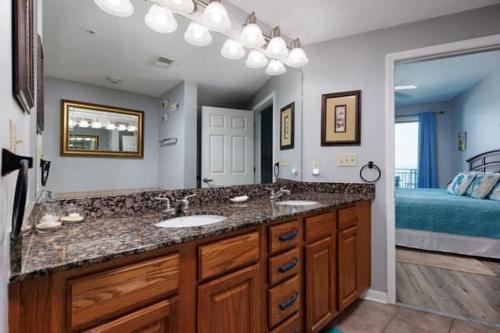 Postel nebo postele na pokoji v ubytování Beachview Condo at Legacy Tower 2 -802 - fully furnished 2 bedroom 2 bathroom