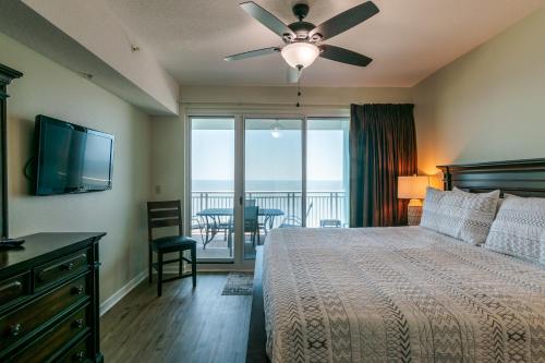 een slaapkamer met een bed en uitzicht op de oceaan bij Spacious Beachview End Unit in Legacy Tower 2 -1101 - 3 bedroom 3 bath condo in De Buys