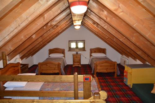 Zimmer mit 2 Betten im Dachgeschoss in der Unterkunft Geppo San Domenico in San Domenico
