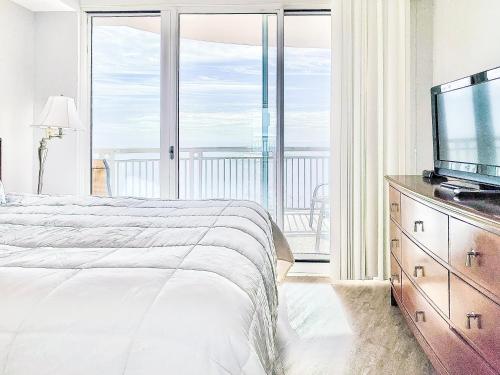 Postel nebo postele na pokoji v ubytování Beachview Condo at Legacy Tower 2 -1104 - fully furnished 2 bedroom 2 bath