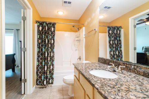 een badkamer met een wastafel, een toilet en een douche bij Spacious Beachview End Unit in Legacy Tower 2 -1101 - 3 bedroom 3 bath condo in De Buys