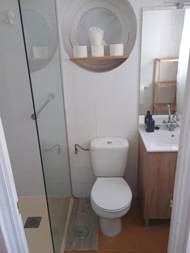 un baño con inodoro y lavabo en Centro Kennedy, en Algeciras