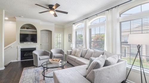 Χώρος καθιστικού στο Legacy Villa 203 - 2 bedroom 2 bath with garage in a beachside neighborhood