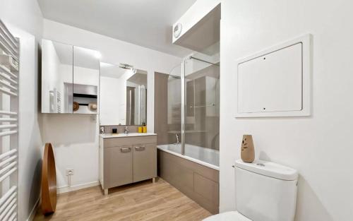 Koupelna v ubytování Cocon avec petit jardin centre Bondy