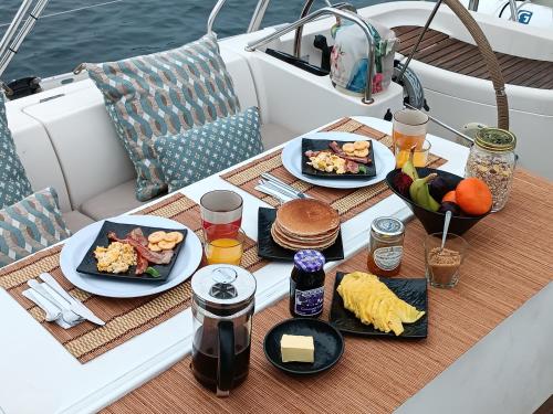 Φαγητό σε αυτό το πλωτό κατάλυμα ή κάπου εκεί κοντά