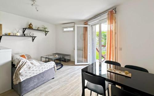 Posezení v ubytování Cocon avec petit jardin centre Bondy