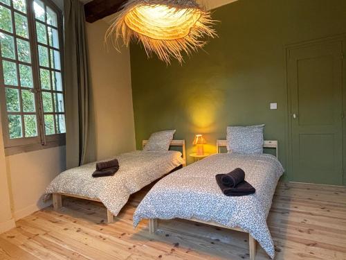 Voodi või voodid majutusasutuse Arles et son jardin d'été toas