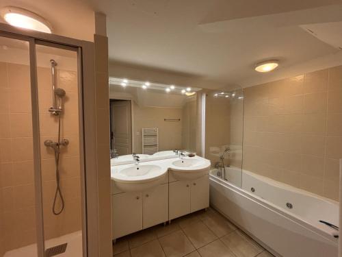 a bathroom with a sink and a bath tub at Superbe appartement en hyper centre, proche plage in Arcachon