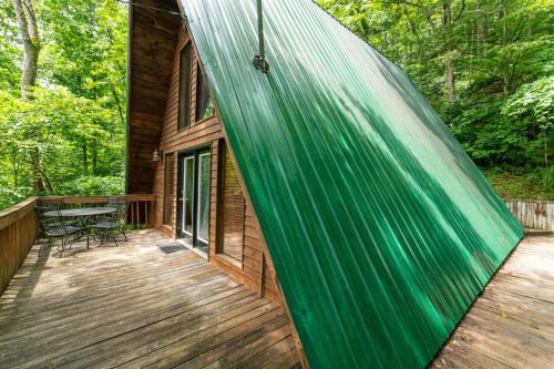 een huis met een grote groene tent op een terras bij Hot Tub - Haven at the Red - Red River Gorge KY in Slade