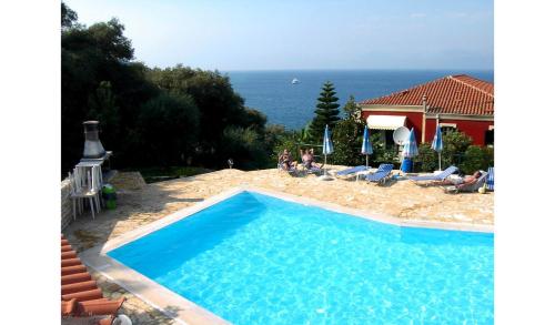 Bazén v ubytování Apraos Bay Hotel nebo v jeho okolí