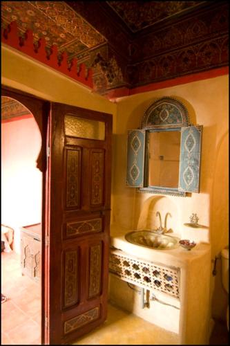 un bagno con lavandino e specchio di Riad Sabbah a Marrakech