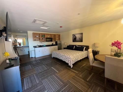 Una cama o camas en una habitación de Ponderosa Gardens Motel