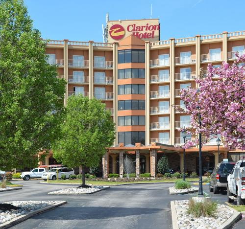 um hotel com carros estacionados num parque de estacionamento em The Clarion Hotel Philadelphia Airport em Essington