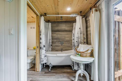 Ένα μπάνιο στο The Wood Shed with hot tub