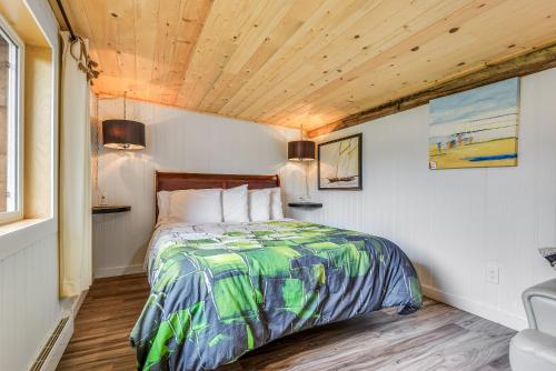 Ένα ή περισσότερα κρεβάτια σε δωμάτιο στο The Wood Shed with hot tub